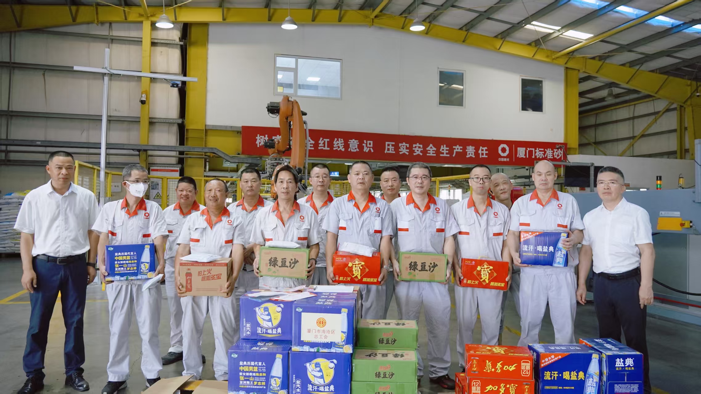 高溫慰問送清涼 組織關(guān)懷沁人心